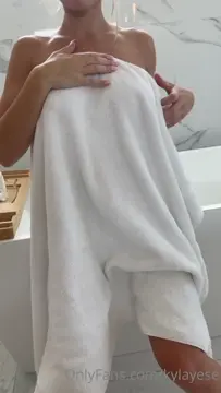 Poster: Kyla Yesenosky @kylayese - Full Nude Bath Time POV Poster: Kyla Yesenosky @kylayese - Full Nude Bath Time POV